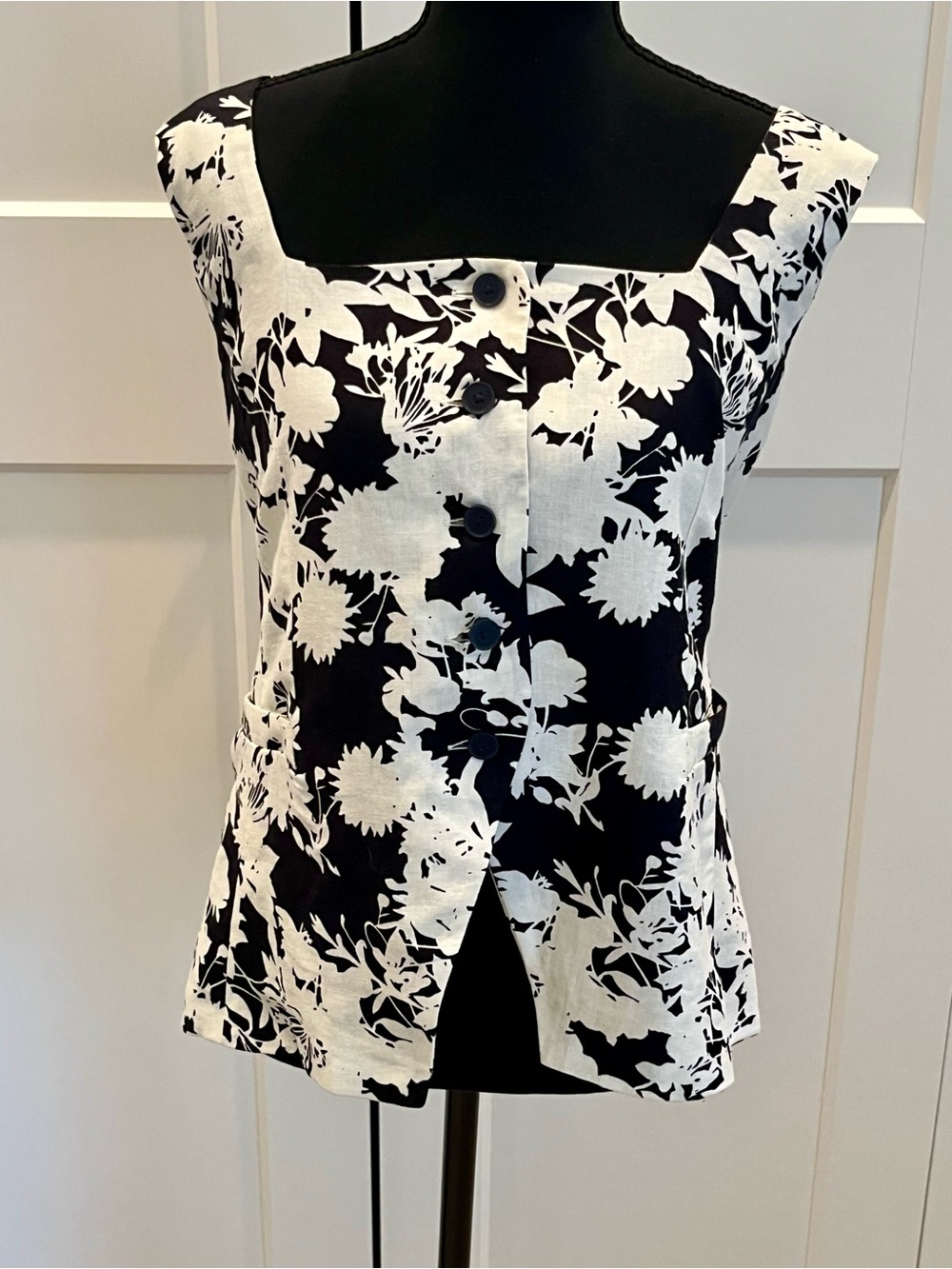NWT Loft Linen Vest Black & White Graphic Floral Button-Front Contemporary Sz S